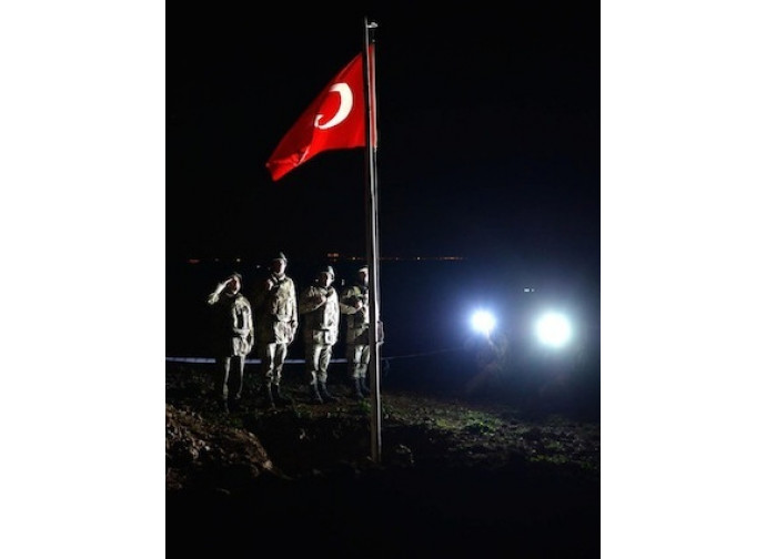 Turchi ammainano la bandiera a Suleiman Shah, Siria