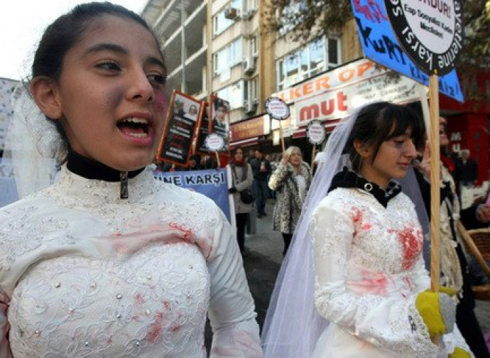 Turchia, manifestazione contro i matrimoni minorili