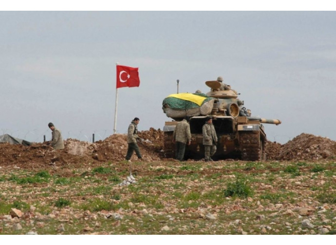Carri armati turchi al confine con la Siria