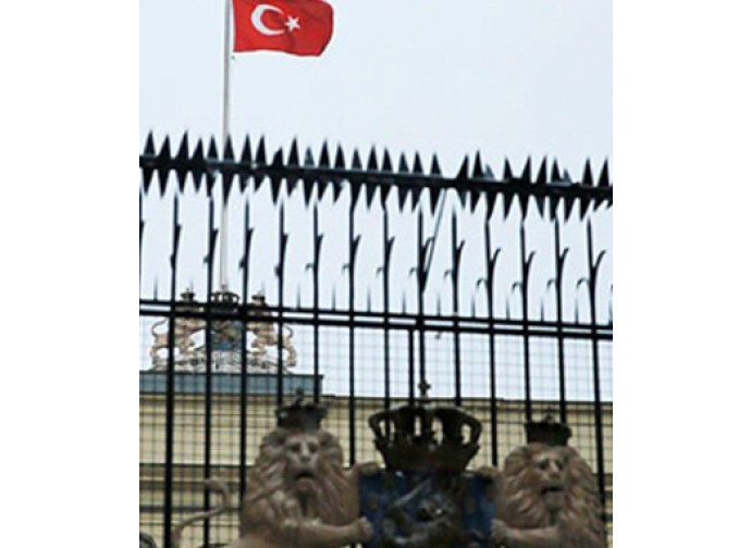 Bandiera turca sul consolato olandese