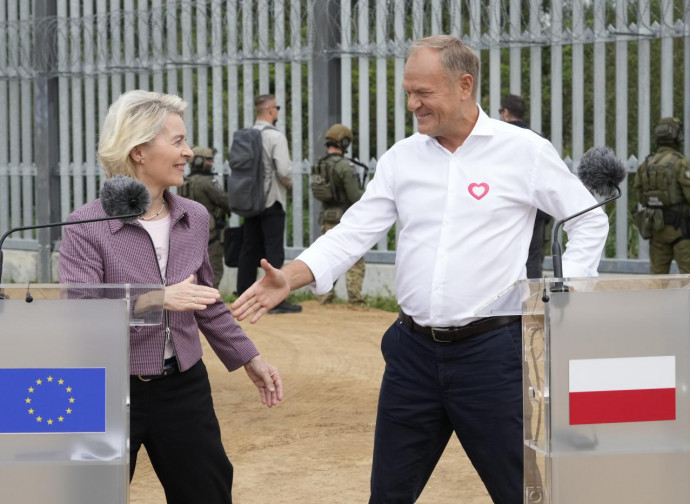 Donald Tusk con Ursula von der Leyen che lo sostiene (La Presse) Donald Tusk con Ursula von der Leyen che lo sostiene (La Presse)