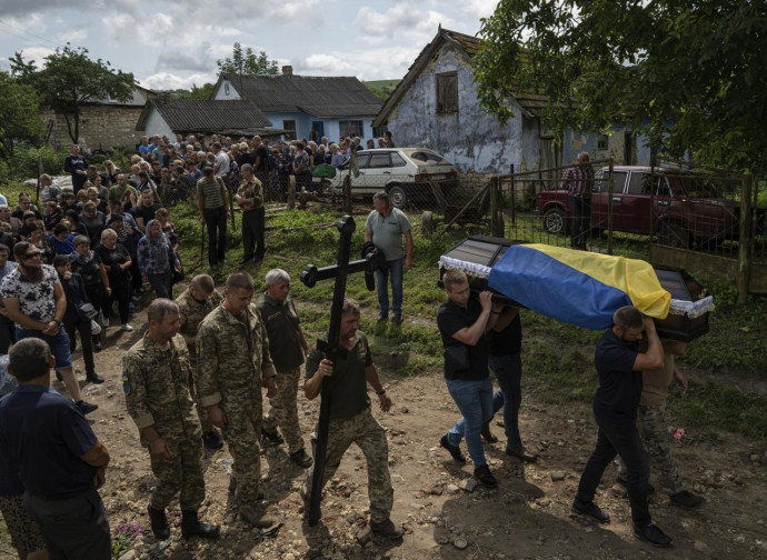 Ucraina, funerale di un caduto