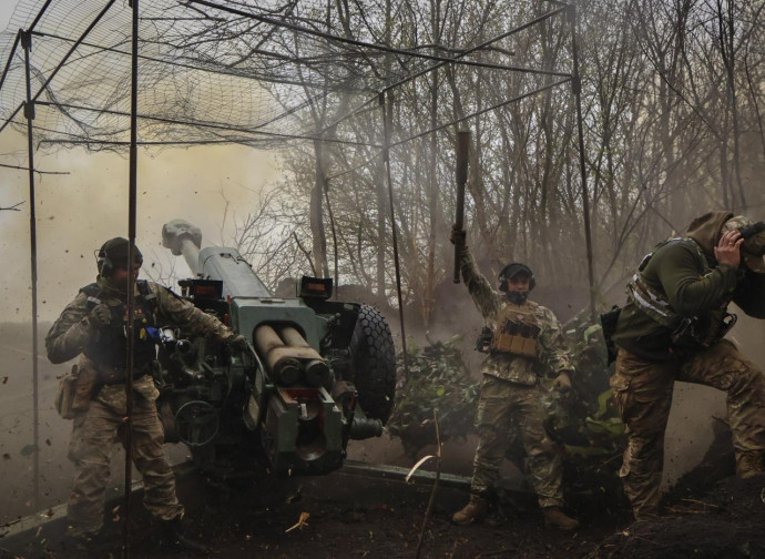 Artiglieria ucraina in azione a Bakhmut