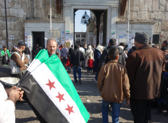Nuove bandiere siriane alla mosche Omaiade di Damasco (foto di Elisa Gestri)