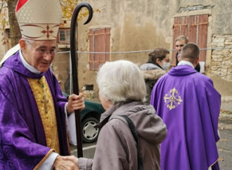 Il Vescovo: «Mi rifiuto di sospendere le Messe»