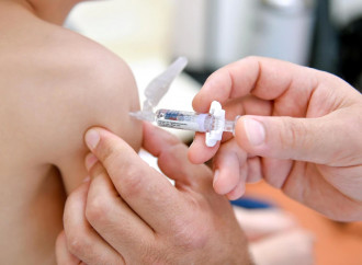 Vaccini Covid a bimbi: fuori dal mondo e contro l'etica