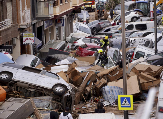 Valencia, auto travolte dall'acqua (La Presse)