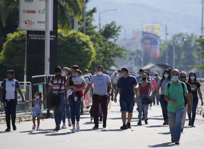 Venezuelani in fuga verso la Colombia
