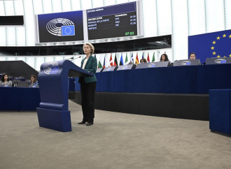 Von der Leyen si salva. Ma esce indebolita dal voto di fiducia su Pfizergate
