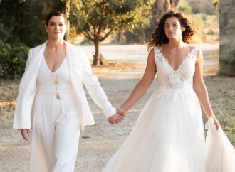 "Matrimonio" saffico con tanto di prete
