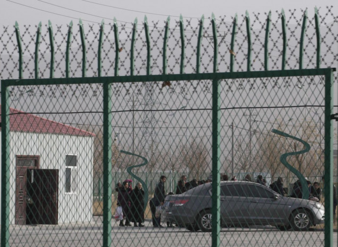 Ingresso di uno dei campi di rieducazione dello Xinjiang