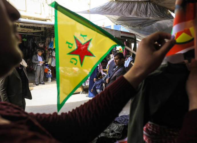 Bandiere dell'YPG nell'enclave curda in Siria