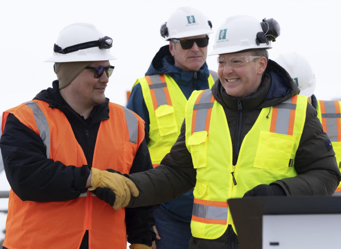Lee Zeldin (a destra) in Alaska (La Presse)