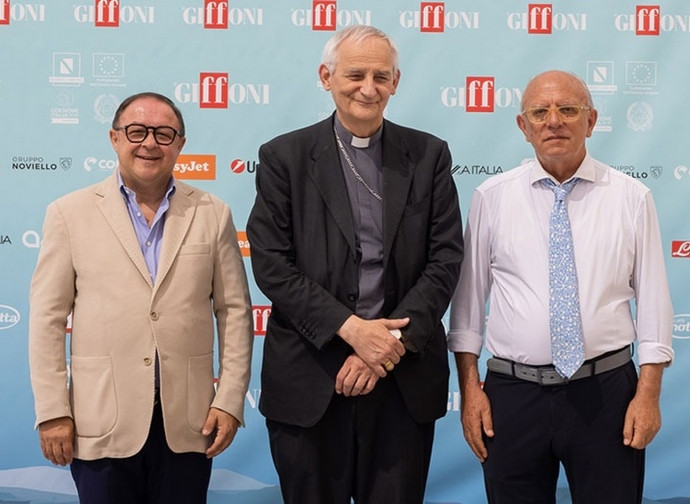 Il cardinale Zuppi (al centro) al Giffoni Film Festival