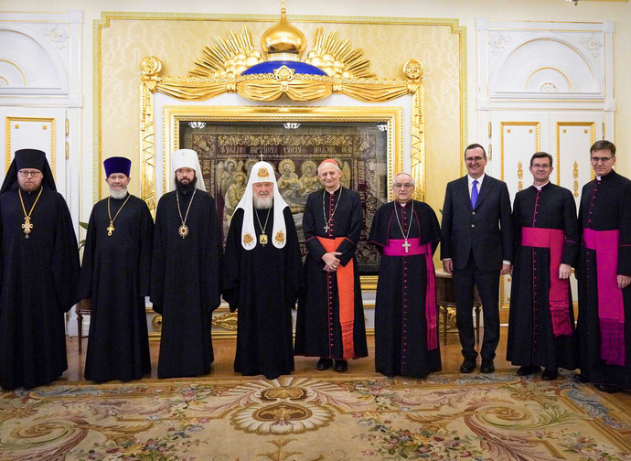 Il cardinale Zuppi con il patriarca Kirill